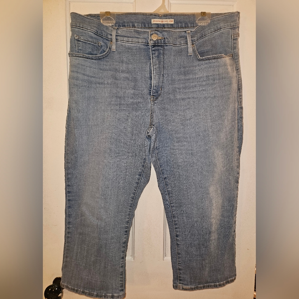 Levi red tab capris